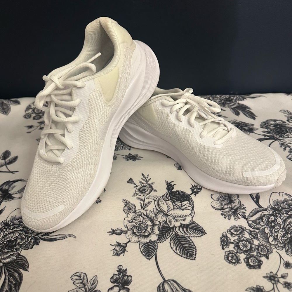 Nike Women's White Sneakers Revolution 7 Triple White